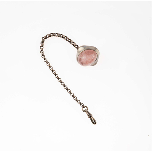 Hanger met rozenkwarts, zogeheten ‘Berlocke’, 1900–02